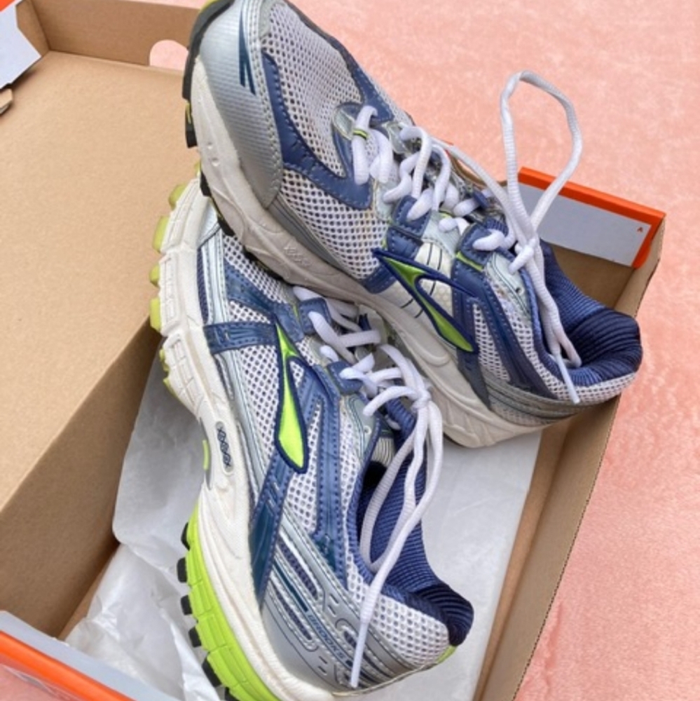 Womens Brooks Running shoes Size 9.5
